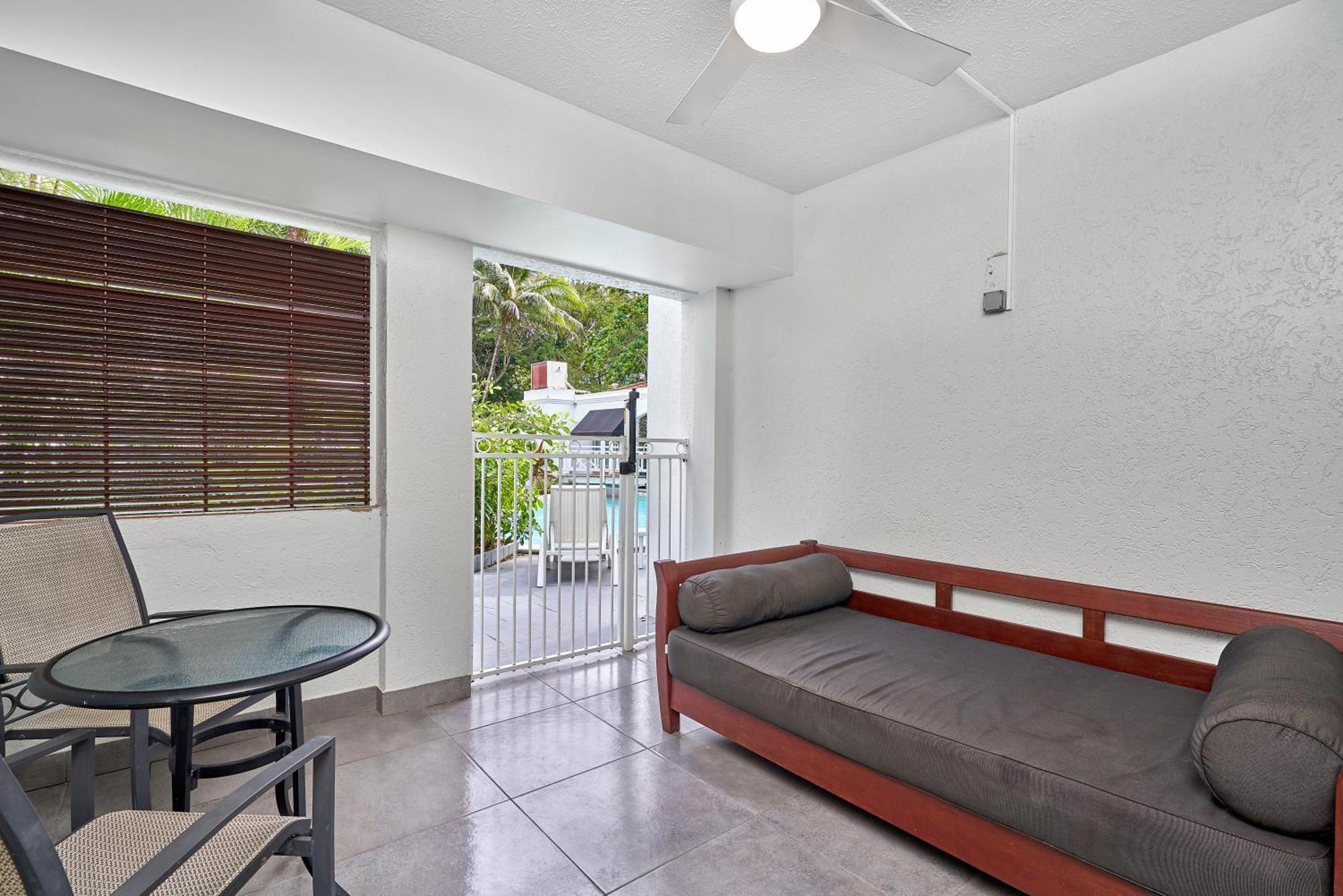 Alassio Beachfront Apartments Палм Коув Стая снимка