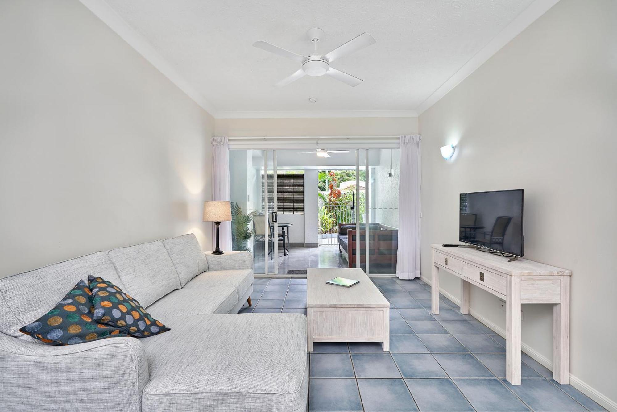 Alassio Beachfront Apartments Палм Коув Стая снимка