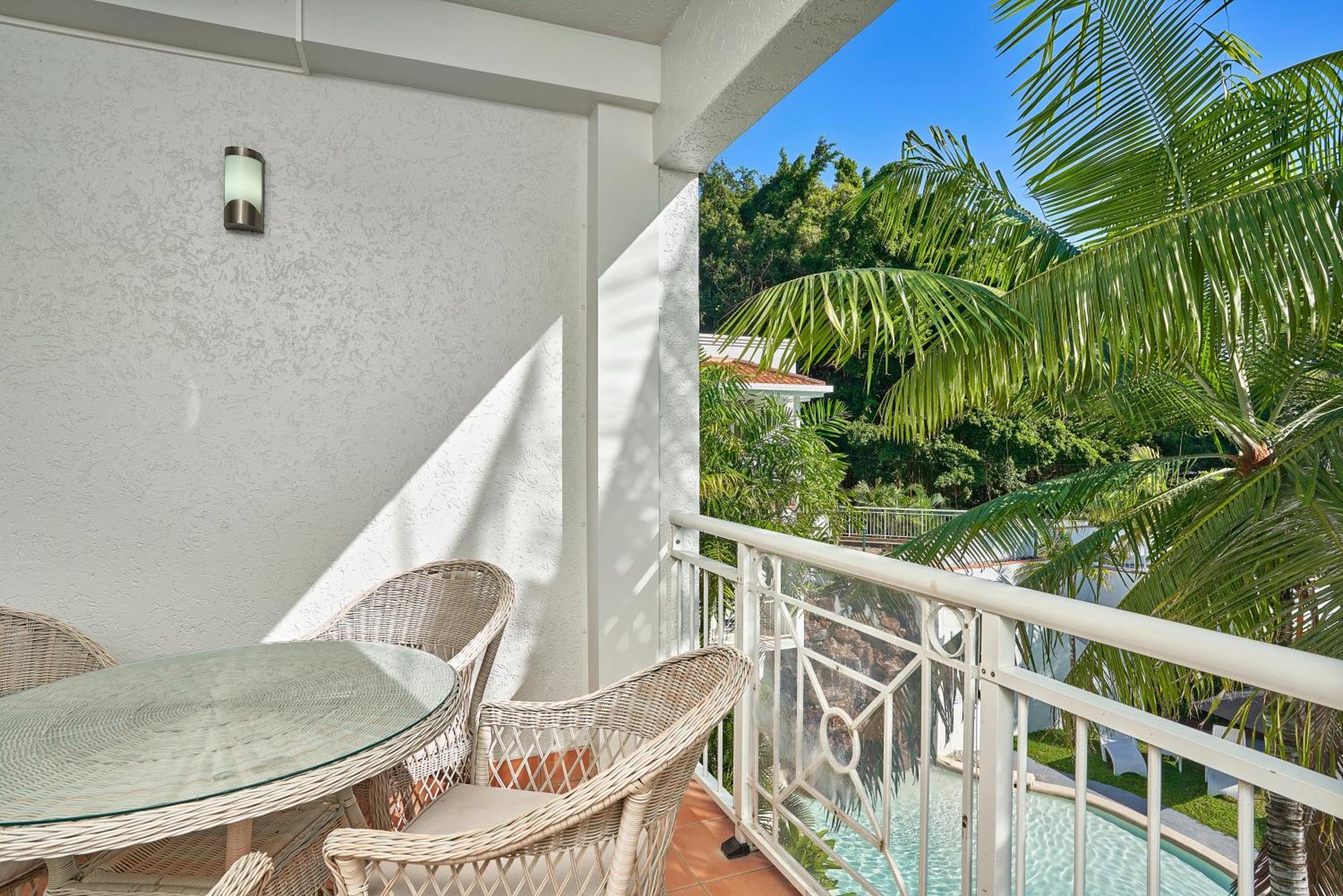 Alassio Beachfront Apartments Палм Коув Стая снимка